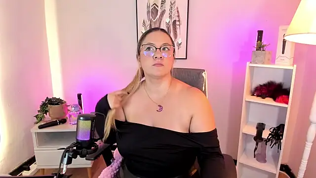 hollie joliie online show from April 2026 12:05:02 PM