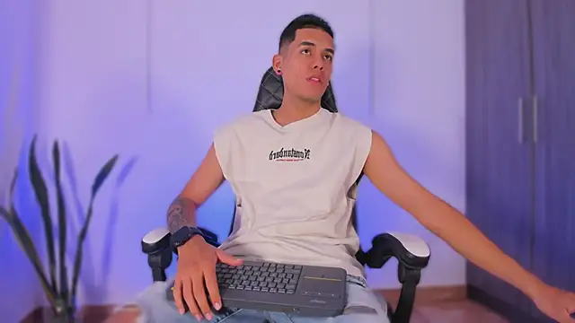 Nickyblazze  online show from November 2025 01:01:02 PM