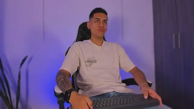 Nickyblazze  online show from November 2025 11:54:01 AM