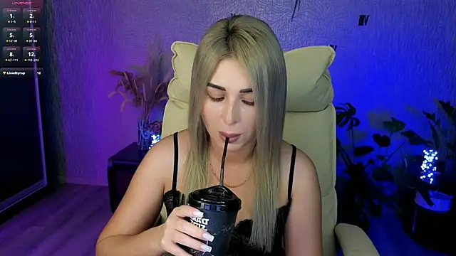 Snapshot of NikkiiStill chatting on June 2026 12:33:01 AM NikkiiStill online show from June 2026 12:33:01 AM