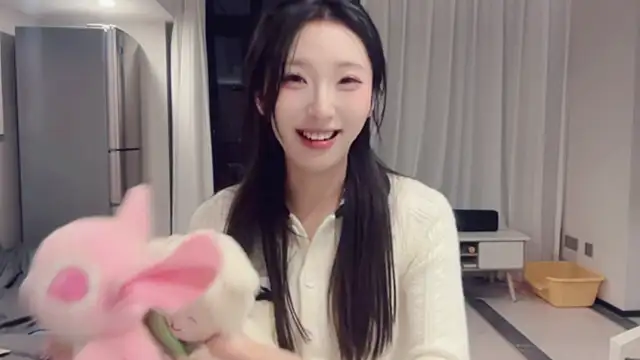 Snapshot of ZhaoZhao-ZM chatting on September 2025 02:06:01 PM ZhaoZhao-ZM online show from September 2025 02:06:01 PM