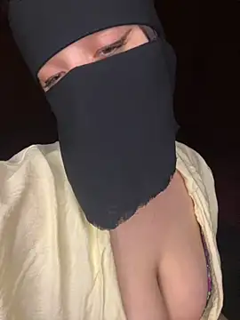 Snapshot of RooVaaN-Xx chatting on October 2025 07:01:02 PM RooVaaN-Xx online show from October 2025 07:01:02 PM