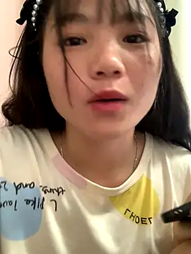 Snapshot of Emlyly-18 chatting on September 2025 12:43:01 AM Emlyly-18 online show from September 2025 12:43:01 AM