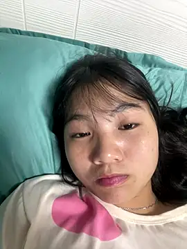 Snapshot of Emlyly-18 chatting on October 2025 12:24:02 PM Emlyly-18 online show from October 2025 12:24:02 PM