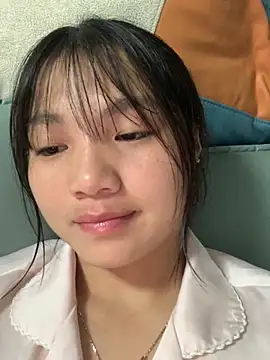 Snapshot of Emlyly-18 chatting on October 2025 04:05:02 PM Emlyly-18 online show from October 2025 04:05:02 PM