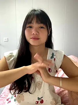 Snapshot of Emlyly-18 chatting on October 2025 03:17:02 AM Emlyly-18 online show from October 2025 03:17:02 AM