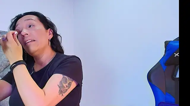 Shantey Laurent online show from November 2025 01:44:02 PM