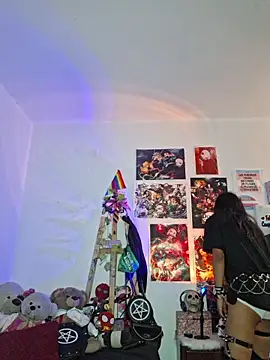 carolinerue online show from October 2025 07:56:01 PM