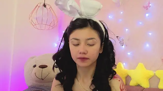 april bennett online show from December 2025 12:31:02 PM