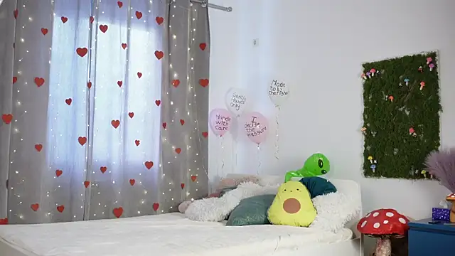 PetiteAlien online show from February 2026 06:33:02 AM