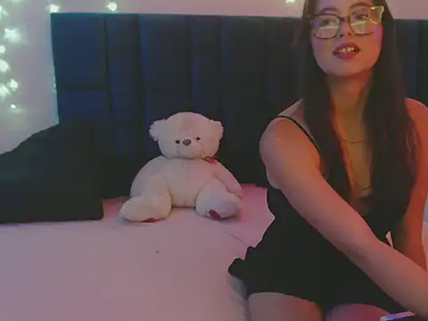 nikolle huyt online show from September 2025 09:04:02 PM