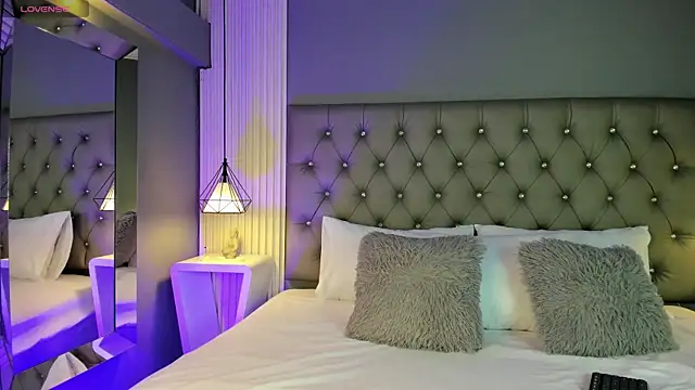 LunaBloomn online show from October 2025 05:04:02 PM