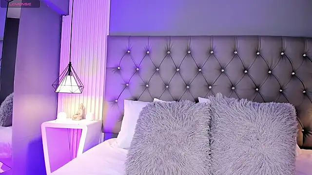 LunaBloomn online show from February 2026 05:06:02 PM