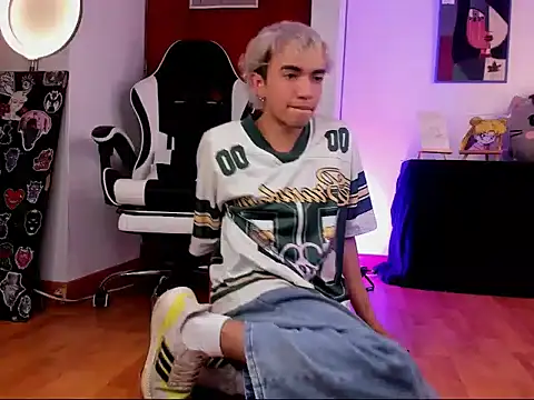 guynextdo0r online show from October 2025 05:48:02 AM