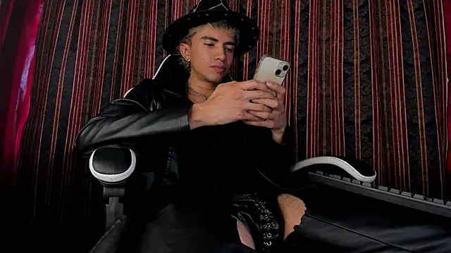 guynextdo0r online show from November 2025 07:58:01 PM