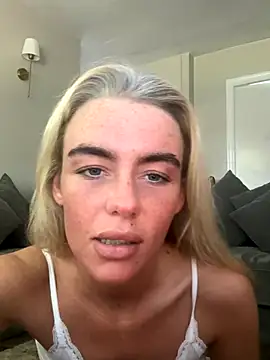 Snapshot of scouseblondie chatting on September 2025 03:02:01 PM scouseblondie online show from September 2025 03:02:01 PM