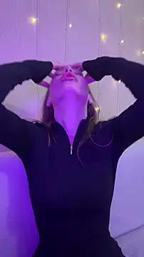 Elizabeth Tay online show from December 2025 05:51:02 PM