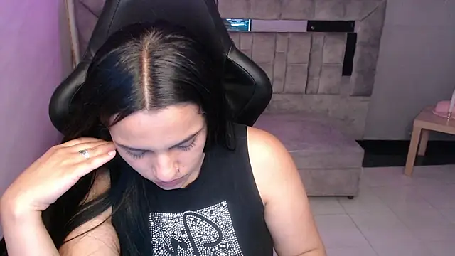 Mialover v online show from October 2025 01:18:01 PM