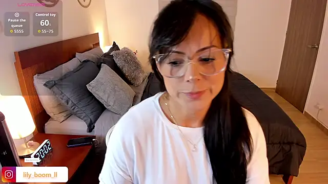 Snapshot of Lyliboomm chatting on November 2025 01:04:02 AM Lyliboomm online show from November 2025 01:04:02 AM