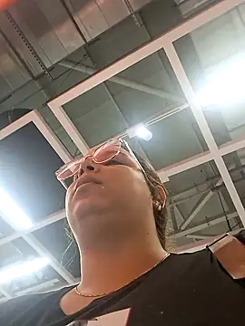 Snapshot of Aliciabloom chatting on October 2025 02:31:01 PM Aliciabloom online show from October 2025 02:31:01 PM