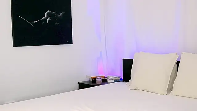 Snapshot of LeahDenver chatting on October 2025 07:05:02 AM LeahDenver online show from October 2025 07:05:02 AM