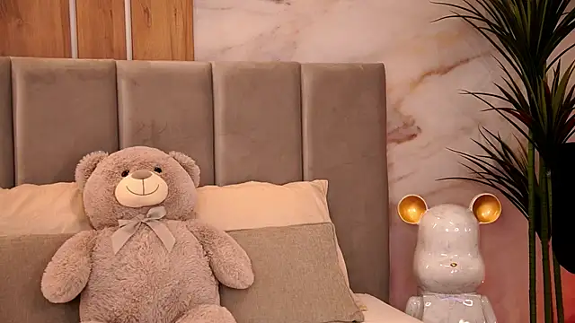 Snapshot of ZaraCapri chatting on October 2025 07:30:02 AM ZaraCapri online show from October 2025 07:30:02 AM