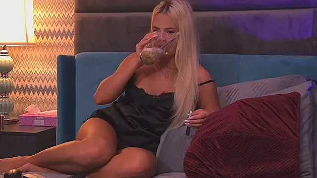 Snapshot of YssabelFox chatting on September 2025 03:42:02 AM YssabelFox online show from September 2025 03:42:02 AM