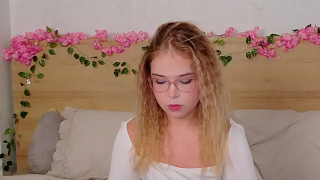 Lilith Bonheur online show from October 2025 08:32:01 PM