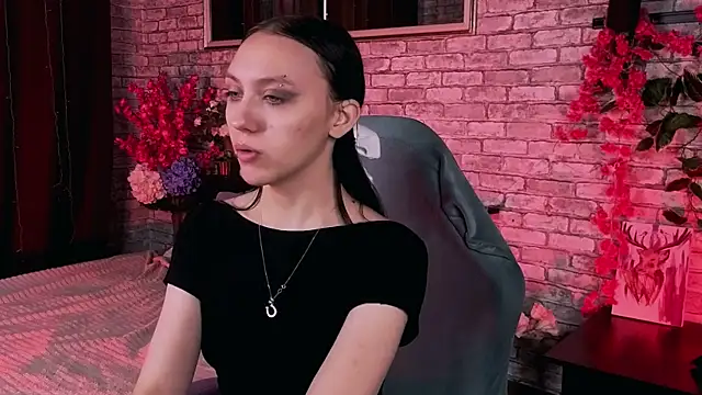 Snapshot of AdeliceLenoir chatting on September 2025 06:59:01 AM AdeliceLenoir online show from September 2025 06:59:01 AM