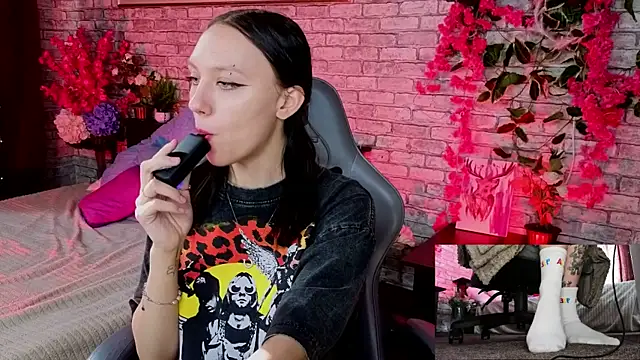 Snapshot of AdeliceLenoir chatting on September 2025 07:12:01 AM AdeliceLenoir online show from September 2025 07:12:01 AM