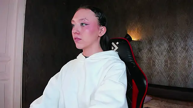 Snapshot of AdeliceLenoir chatting on October 2025 01:52:01 PM AdeliceLenoir online show from October 2025 01:52:01 PM