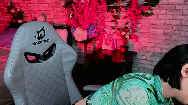 Snapshot of AdeliceLenoir chatting on October 2025 01:45:02 PM AdeliceLenoir online show from October 2025 01:45:02 PM