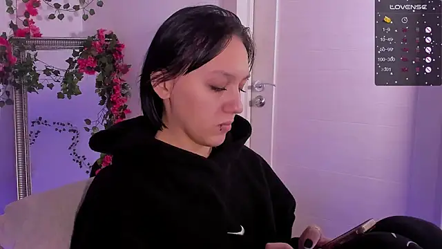 Snapshot of AdeliceLenoir chatting on November 2025 06:23:01 AM AdeliceLenoir online show from November 2025 06:23:01 AM