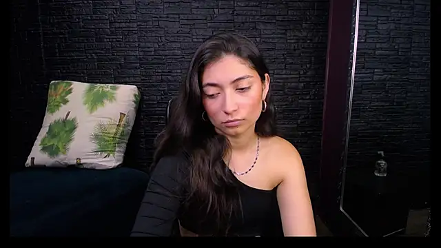 Lizzie Collin online show from October 2025 01:56:02 PM