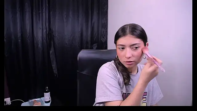 Lizzie Collin online show from October 2025 04:08:02 PM