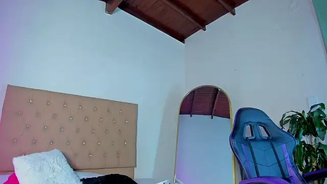 Hayley  Roberts online show from September 2025 07:02:02 PM