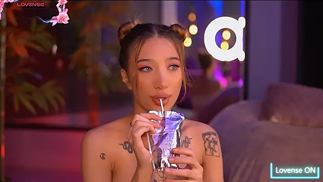 Snapshot of SiennaJayden chatting on October 2025 06:32:01 PM SiennaJayden online show from October 2025 06:32:01 PM