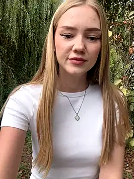 Snapshot of MilaMoone chatting on September 2025 10:27:01 AM MilaMoone online show from September 2025 10:27:01 AM