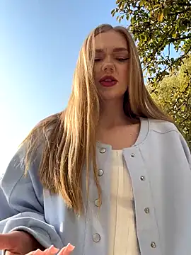 MilaMoone online show from November 2025 11:21:01 AM