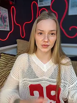 MilaMoone online show from May 2026 12:01:02 PM