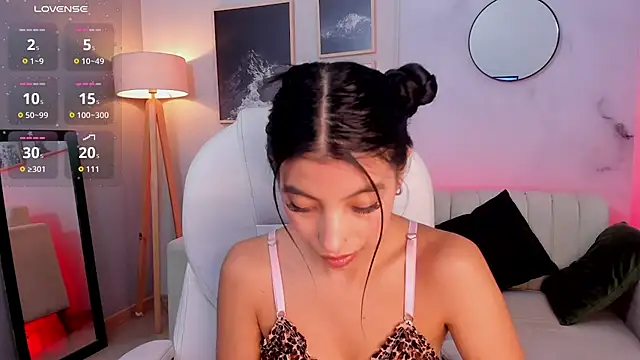 Snapshot of Tiffany_Low chatting on February 2026 01:32:02 PM Tiffany Low online show from February 2026 01:32:02 PM