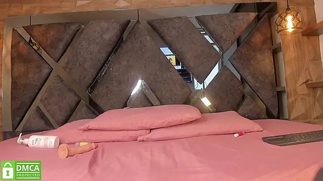 Scarlet  Jones  online show from November 2025 08:31:01 PM