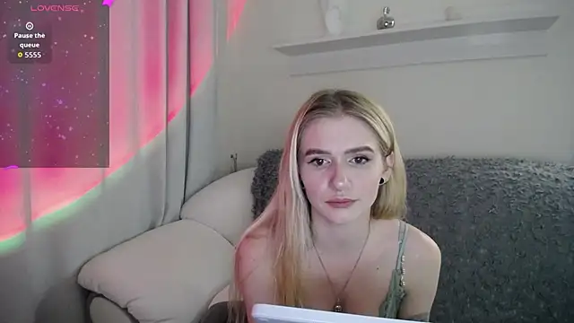 Ange Lus online show from October 2025 08:19:01 PM