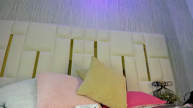 mia vy online show from May 2026 03:03:01 AM