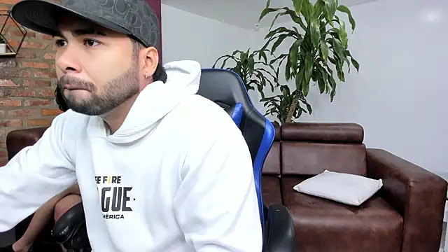 Snapshot of Hot_Threesomee chatting on October 2025 01:08:02 PM Hot Threesomee online show from October 2025 01:08:02 PM