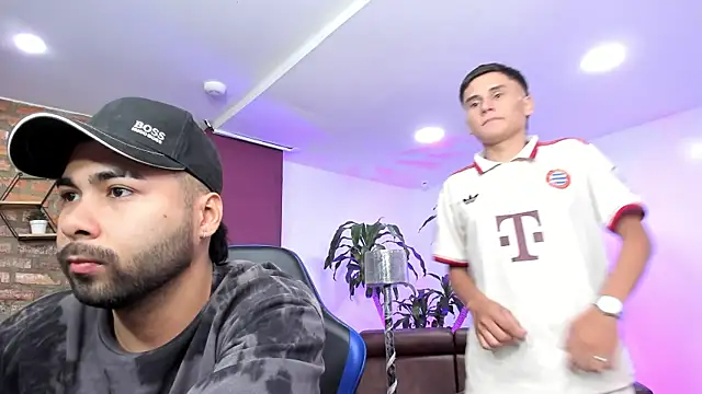 Snapshot of Hot_Threesomee chatting on October 2025 01:31:01 PM Hot Threesomee online show from October 2025 01:31:01 PM