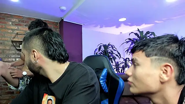 Snapshot of Hot_Threesomee chatting on October 2025 01:09:02 PM Hot Threesomee online show from October 2025 01:09:02 PM