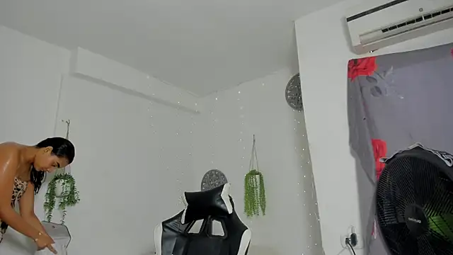 Snapshot of Dakota_x18 chatting on November 2025 08:29:01 PM Dakota x18 online show from November 2025 08:29:01 PM