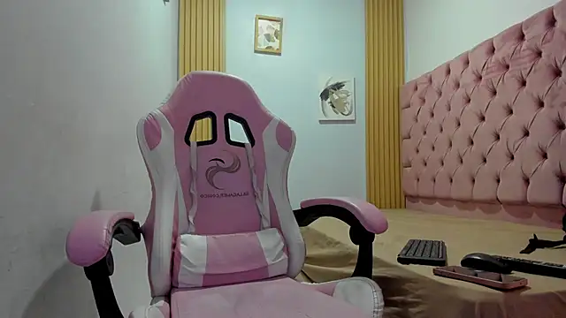 Naomis 35 online show from November 2025 07:05:02 PM