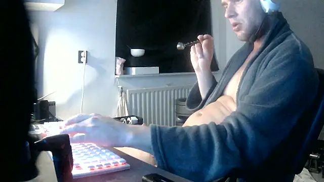 Snapshot of monty19cm chatting on April 2026 03:21:01 AM monty19cm online show from April 2026 03:21:01 AM